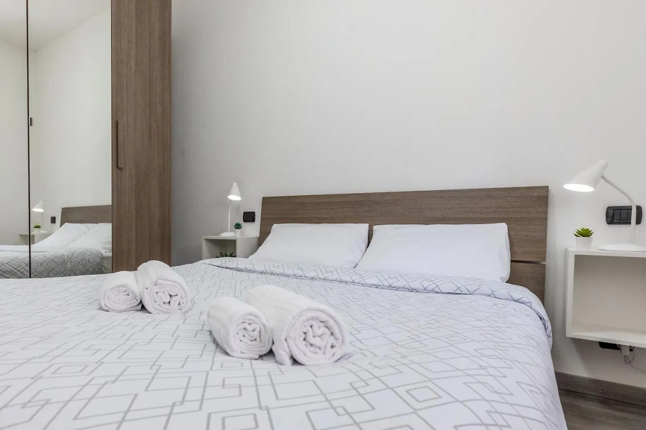 Central Station & Duomo - Shopping District Apartment Milan