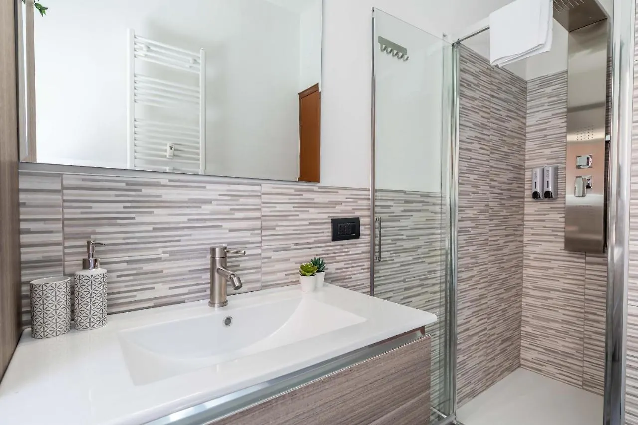 Central Station & Duomo - Shopping District Apartment Milan