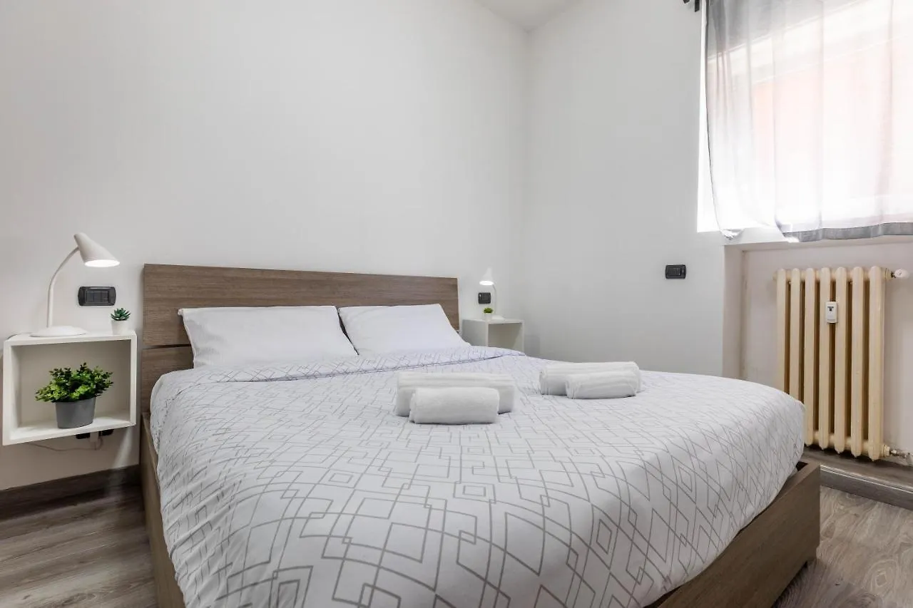 Central Station & Duomo - Shopping District Apartment Milan Italy