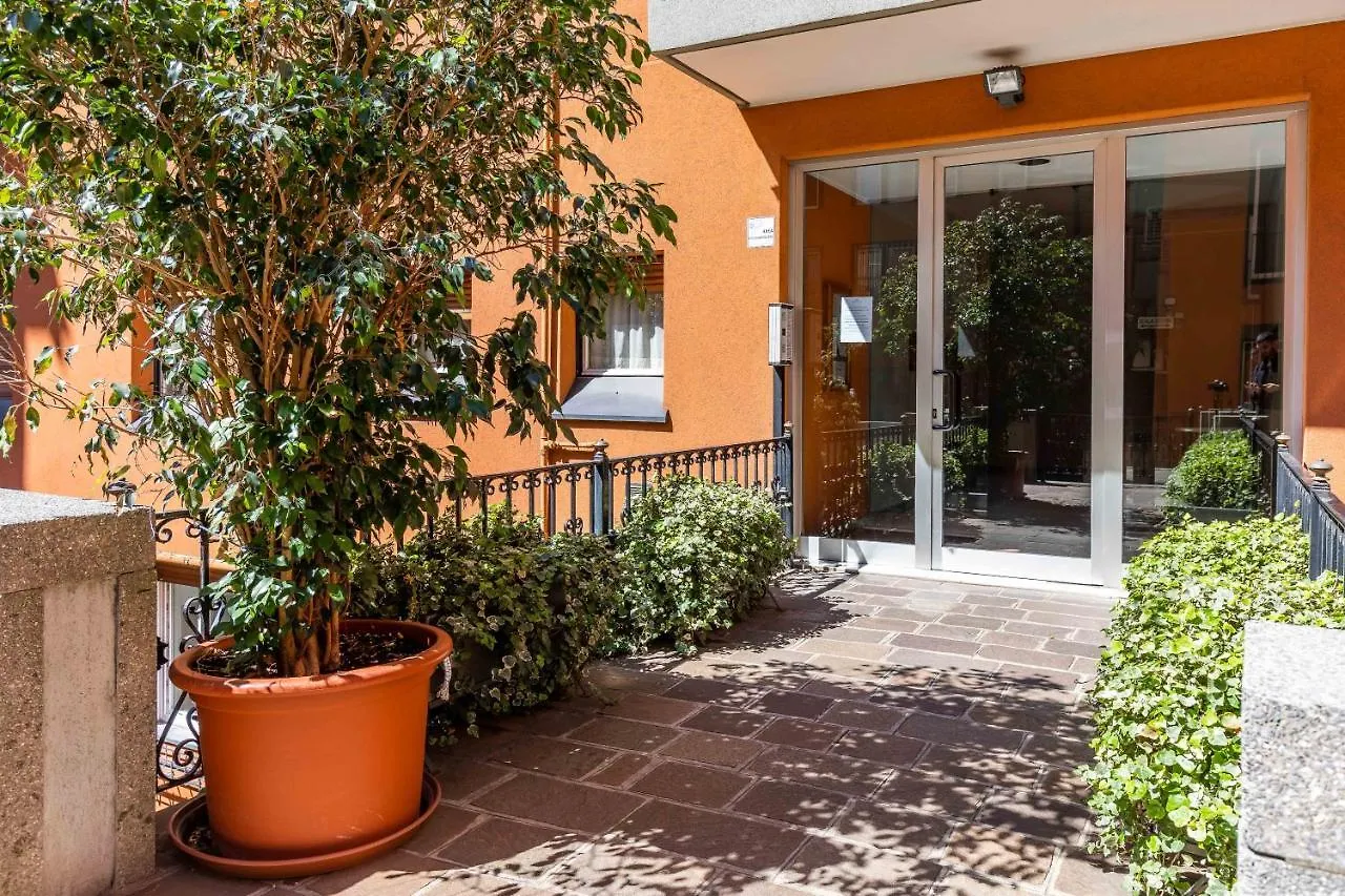 Central Station & Duomo - Shopping District Apartment Milan