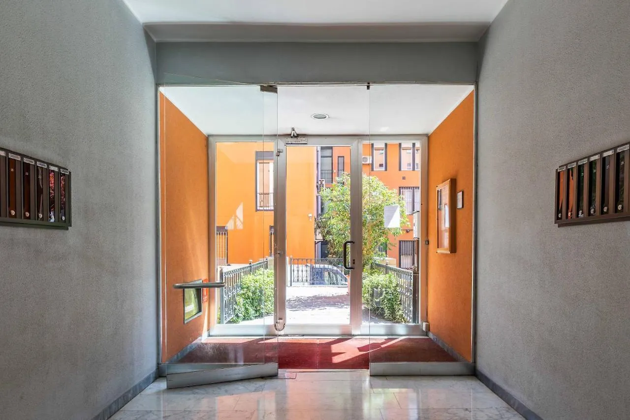 Central Station & Duomo - Shopping District Apartment Milan